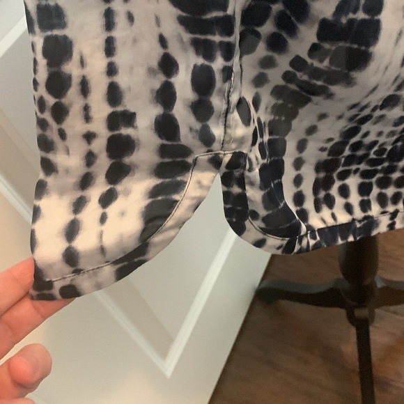 Woman’s tie die shirt in navy and white with rounded elastic neckline. - Picture 7 of 9